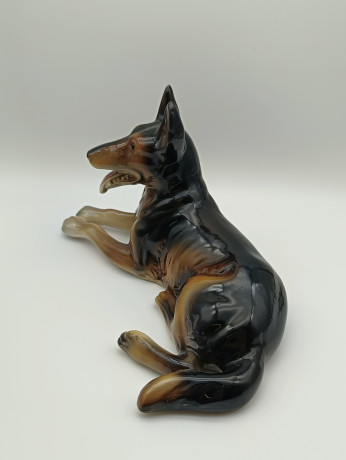 Статуэтка винтажная Cortendorf "Лежащая собака", фарфор, 21.5 х 12 см, Германия, 1970-80гг.