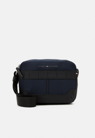 Tommy Hilfiger ELEVATED CAMERA BAG UNISEX Across body bag Space Blue EMEVATED CAMERA BAG UNISEX Сумка через плечо КосмосСиний