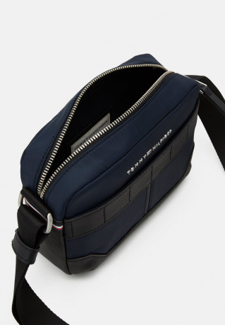 Tommy Hilfiger ELEVATED CAMERA BAG UNISEX Across body bag Space Blue EMEVATED CAMERA BAG UNISEX Сумка через плечо КосмосСиний
