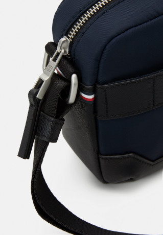 Tommy Hilfiger ELEVATED CAMERA BAG UNISEX Across body bag Space Blue EMEVATED CAMERA BAG UNISEX Сумка через плечо КосмосСиний