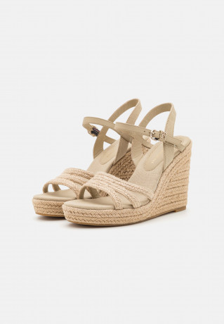 Tommy Hilfiger ESSENTIAL BASIC WEDGE High heeled sandals sandalwood ESSENTIAL BASIC WEDGE Босоножки на высоком каблуке сандаловое дерево