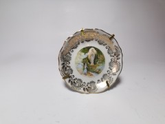 Блюдце винтажное коллекционное Limoges France "Явление Богоматери Лурдской", фарфор, позолоченный держатель, 9 см, Франция, 1960 год