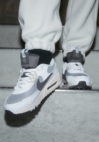 Nike Sportswear WMNS AIR MAX 90 FUTURA Sneaker low wolf grey/med ash/summit white/light orewood brown/pilgrim/light iron ore WMNS AIR MAX 90 FUTURA кроссовки женские низкие Волчий серый/медовый ясень/белая вершина/светло-коричневое рудное дерево/пилигрим/