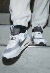Nike Sportswear WMNS AIR MAX 90 FUTURA Sneaker low wolf grey/med ash/summit white/light orewood brown/pilgrim/light iron ore WMNS AIR MAX 90 FUTURA кроссовки женские низкие Волчий серый/медовый ясень/белая вершина/светло-коричневое рудное дерево/пилигрим/