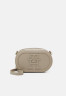 Tommy Hilfiger TIMELESS CAMERA BAG DEBOSS Across body bag beige TIMELESS CAMERA BAG DEBOSS Сумка через плечо бежевый