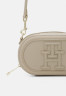 Tommy Hilfiger TIMELESS CAMERA BAG DEBOSS Across body bag beige TIMELESS CAMERA BAG DEBOSS Сумка через плечо бежевый