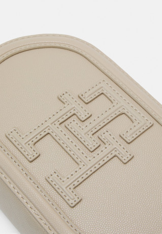 Tommy Hilfiger TIMELESS CAMERA BAG DEBOSS Across body bag beige TIMELESS CAMERA BAG DEBOSS Сумка через плечо бежевый