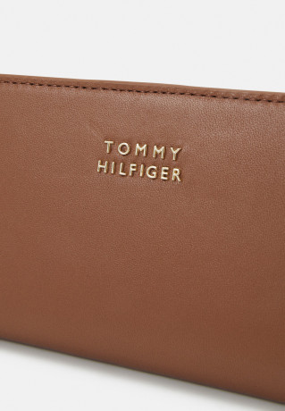 Tommy Hilfiger CASUAL CHIC LARGE WALLET Wallet cognac БОЛЬШОЙ КОШЕЛЕК CASUAL CHIC Бумажник коньяк