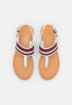 Tommy Hilfiger FLAT CORPORATE T-bar sandals ecru FLAT CORPORATE Сандалии с Т-образной перемычкой экрю