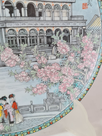 Художественная декоративная тарелка винтажная Imperial Jingdezhen Poreclain, Императорский фарфор, разноцветный декор "Набережная", в заводской коробке, 22 см, Китай, 1988г.