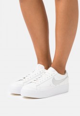 Nike Sportswear W BLAZER LOW PLATFORM ESS Sneaker low summit white/metallic silver/sail/white W BLAZER LOW PLATFORM ESS Низкие кроссовки женские вершина белый/серебристый металлик/парус/белый