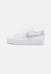Nike Sportswear W BLAZER LOW PLATFORM ESS Sneaker low summit white/metallic silver/sail/white W BLAZER LOW PLATFORM ESS Низкие кроссовки женские вершина белый/серебристый металлик/парус/белый