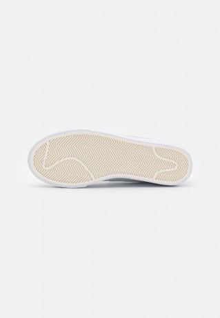 Nike Sportswear W BLAZER LOW PLATFORM ESS Sneaker low summit white/metallic silver/sail/white W BLAZER LOW PLATFORM ESS Низкие кроссовки женские вершина белый/серебристый металлик/парус/белый