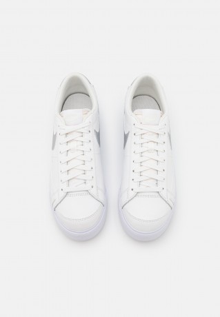 Nike Sportswear W BLAZER LOW PLATFORM ESS Sneaker low summit white/metallic silver/sail/white W BLAZER LOW PLATFORM ESS Низкие кроссовки женские вершина белый/серебристый металлик/парус/белый