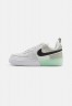Nike Sportswear AIR FORCE 1 REACT UNISEX Sneaker low photon dust/white/mint foam/olive aura/vivid green/particle grey AIR FORCE 1 REACT UNISEX Низкие кроссовки женские фотонная пыль/белый/мятная пена/оливковая аура/ярко-зеленый/серая частица