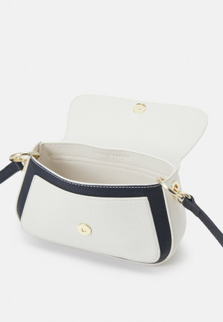 Tommy Hilfiger EMBLEM FLAP CROSSOVER Across body bag off-white EMBLEM FLAP CROSSOVER Сумка через плечо от белого