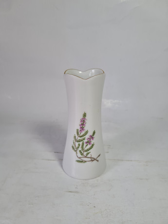 Ваза винтажная Hackefors Porslin Sweden, белый фарфор с фиолетово-зеленым цветочным декором и позолотой, 12 x 5,5 см, Швеция, 1960-70гг.