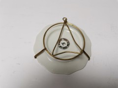 Limoges France, Лимож Набор Коллекционных блюдец в золоте "Эйфелева башня", "Базилика Святого Розария в Лурде" и "Явление Богоматери Лурдской", лиможский фарфор, позолоченный держатель, Франция 1960г.