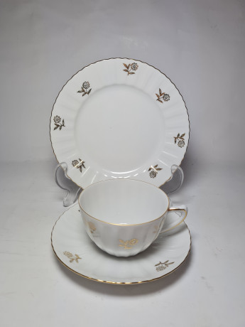 Im Stil von Schrinding Bavaria Чайное трио "Золотые цветы", белый фарфор с рельефным узором, Германия, 1960-70гг.