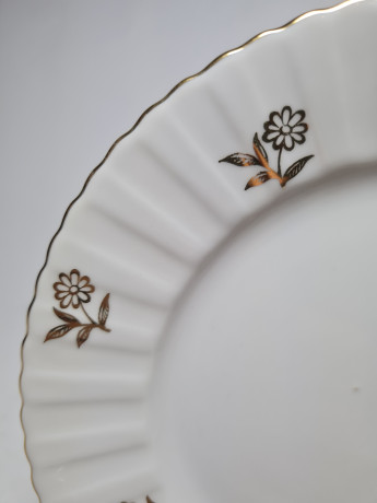 Im Stil von Schrinding Bavaria Чайное трио "Золотые цветы", белый фарфор с рельефным узором, Германия, 1960-70гг.