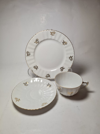Im Stil von Schrinding Bavaria Чайное трио "Золотые цветы", белый фарфор с рельефным узором, Германия, 1960-70гг.