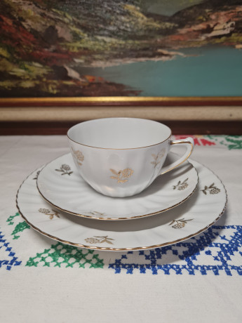 Im Stil von Schrinding Bavaria Чайное трио "Золотые цветы", белый фарфор с рельефным узором, Германия, 1960-70гг.