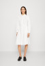 Tommy Hilfiger 1985 KNEE DRESS Shirt dress optic white 1985 ПЛАТЬЕ НА КОЛЕНАХ Платье-рубашка оптический белый