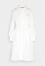 Tommy Hilfiger 1985 KNEE DRESS Shirt dress optic white 1985 ПЛАТЬЕ НА КОЛЕНАХ Платье-рубашка оптический белый