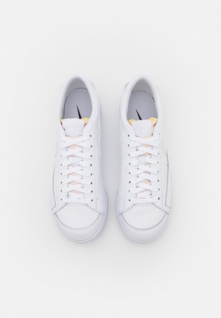 Nike Sportswear W BLAZER LOW PLATFORM Sneaker low white/black W BLAZER LOW PLATFORM Низкие кроссовки женские белый черный