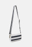 Tommy Hilfiger ICONIC TOMMY CAMERA BAG Across body bag breton stripes mix ICONIC TOMMY CAMERA BAG Сумка через плечо Сочетание бретонских полосок