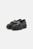 Tommy Hilfiger CHAIN CHUNKY LOAFER Slip-ons black ЛОФЕРЫ НА ЦЕПОЧКЕ Слипоны черный