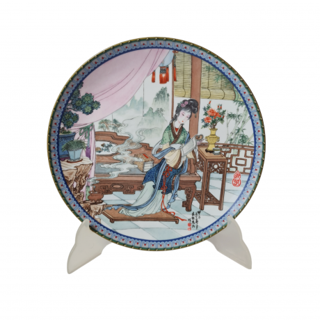 Художественная декоративная тарелка винтажная Imperial Jingdezhen Poreclain, Императорский фарфор, разноцветный декор "Девушка в национальном костюме", в заводской коробке, 22 см, Китай, 1987г.