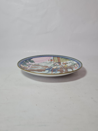 Художественная декоративная тарелка винтажная Imperial Jingdezhen Poreclain, Императорский фарфор, разноцветный декор "Девушка в национальном костюме", в заводской коробке, 22 см, Китай, 1987г.