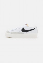 Nike Sportswear W BLAZER LOW PLATFORM Sneaker low white/black/sail/team orange W BLAZER LOW PLATFORM Низкие кроссовки женские белый/черный/парус/командно-оранжевый
