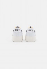 Nike Sportswear W BLAZER LOW PLATFORM Sneaker low white/black/sail/team orange W BLAZER LOW PLATFORM Низкие кроссовки женские белый/черный/парус/командно-оранжевый