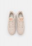 Nike Sportswear INTERNATIONALIST Sneaker low pearl white/bio beige/summit white INTERNATIONALIST Низкие кроссовки женские жемчужно-белый/био-бежевый/белая вершина