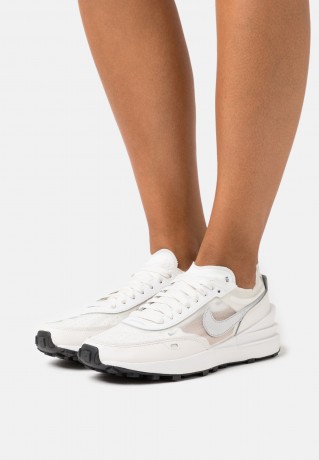 Nike Sportswear W WAFFLE ONE ESS Sneaker low summit white/metallic silver/sail/black W WAFFLE ONE ESS кроссовки женские низкие вершина белый/серебристый металлик/парус/черный