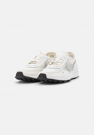 Nike Sportswear W WAFFLE ONE ESS Sneaker low summit white/metallic silver/sail/black W WAFFLE ONE ESS кроссовки женские низкие вершина белый/серебристый металлик/парус/черный