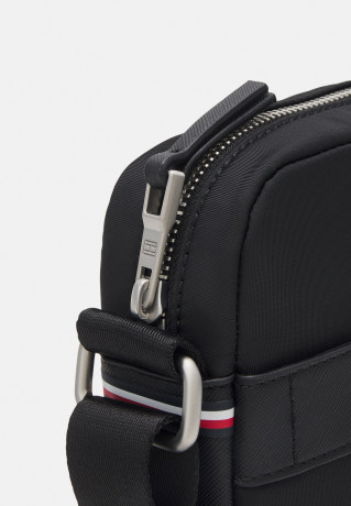 Tommy Hilfiger ELEVATED MINI UNISEX REPORTER Across body bag black ELEVATED MINI UNISEX REPORTER Сумка через плечо черный