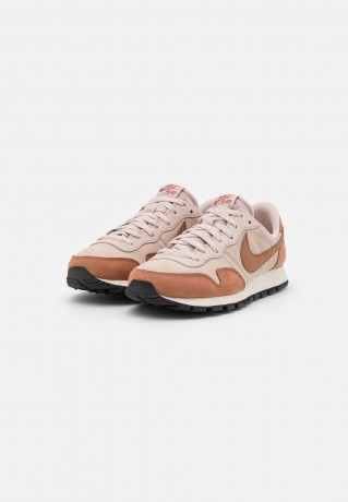Nike Sportswear AIR PEGASUS 83 UNISEX Sneaker low fossil stone/canyon rust/fossil rose AIR PEGASUS 83 UNISEX Низкие кроссовки женские ископаемый камень / каньонная ржавчина / ископаемая роза