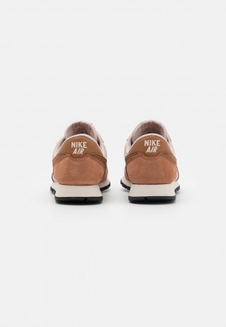 Nike Sportswear AIR PEGASUS 83 UNISEX Sneaker low fossil stone/canyon rust/fossil rose AIR PEGASUS 83 UNISEX Низкие кроссовки женские ископаемый камень / каньонная ржавчина / ископаемая роза