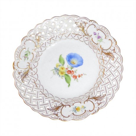 Meissen Meissen  'Neuer Ausschnitt - Blume 3 mitte bunt mit Goldrand' Teller mit Durchbruch 19 cm Мейсен "новая огранка - цветок 3 центр разноцветный с золотым ободком" тарелка с прорывом 19 см