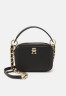 Tommy Hilfiger CHIC TRUNK Across body bag black CHIC TRUNK Сумка через плечо черный