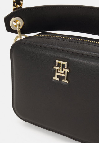 Tommy Hilfiger CHIC TRUNK Across body bag black CHIC TRUNK Сумка через плечо черный
