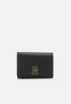 Tommy Hilfiger CHIC MED FLAP WALLET Wallet black КОШЕЛЕК CHIC MED FLAP Бумажник черный