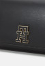 Tommy Hilfiger CHIC MED FLAP WALLET Wallet black КОШЕЛЕК CHIC MED FLAP Бумажник черный