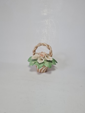 Статуэтка винтажная миниатюрная Capodimonte "Корзина с каллами и розами", фарфор, 11 см, Италия, 1960-70гг.