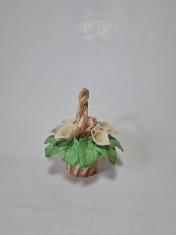 Статуэтка винтажная миниатюрная Capodimonte "Корзина с каллами и розами", фарфор, 11 см, Италия, 1960-70гг.