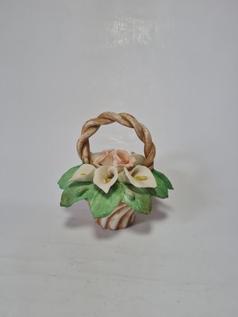 Статуэтка винтажная миниатюрная Capodimonte "Корзина с каллами и розами", фарфор, 11 см, Италия, 1960-70гг.