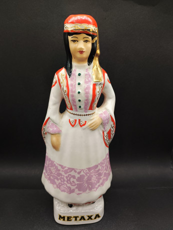 Бутылки винтажные Metaxa / Ouzo для алкогольных напитков в виде фигур женщины и мужчины в традиционных костюмах, мужчина - 31 х 11 см, женщина 33 х 14 см, Греция, 1980-90гг.